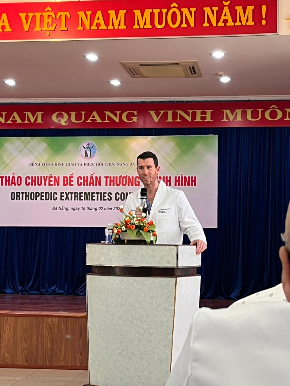 Dr. Will Slikker presenting at the Orthopedic Extremities Conference in Da Nang
